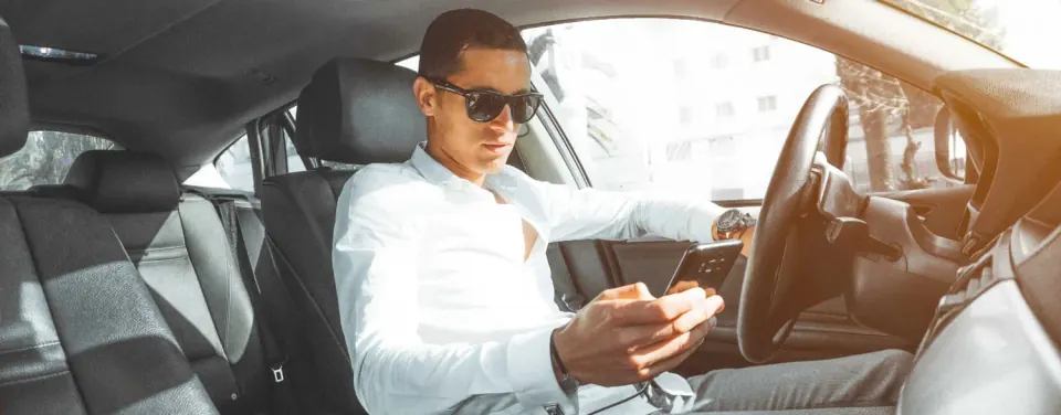 Automobiliste assis au volant de son véhicule